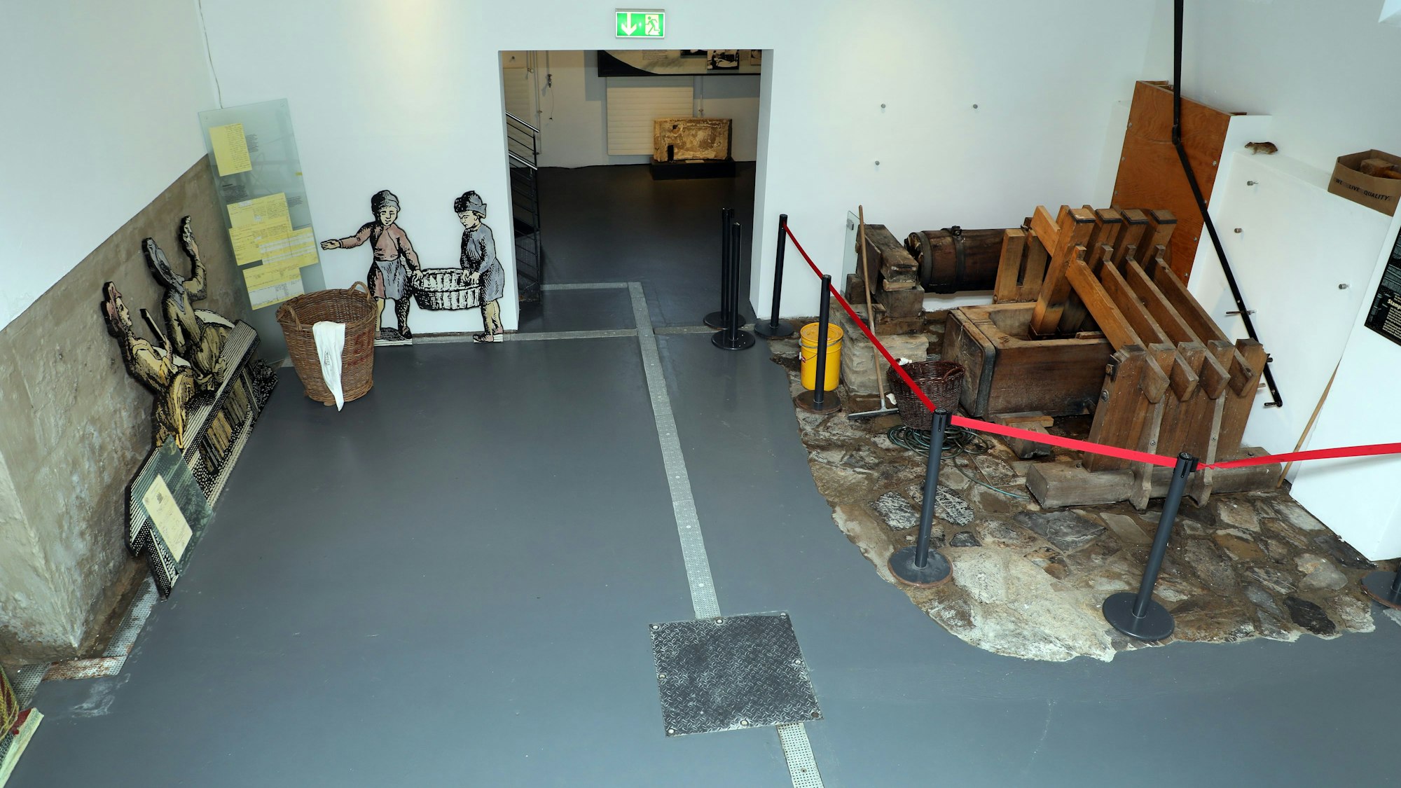 Blick in die Lumpenkammer, in der mit Hilfe von Wasserkraft (rechts) Lumpen für die Papierproduktion zerstampft wurden.