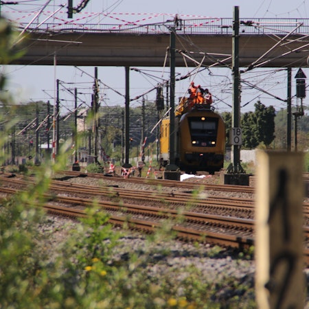 Der Lkw, der in Kerpen-Horrem auf die Gleise gestürzt war, ist in der Nacht auf Samstag geborgen worden.