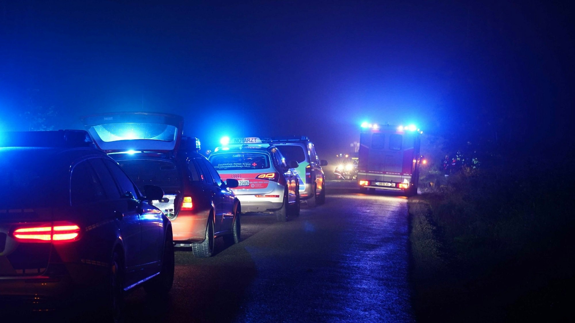 Ein Wagen nähert sich einer Unfallstelle (Symbolbild)