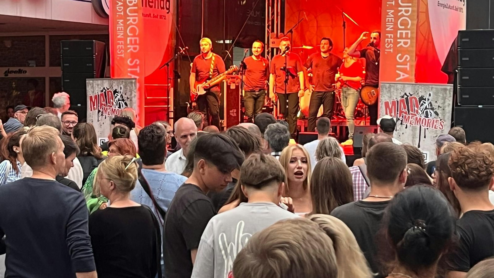 Beim Siegburger Stadtfest feiern Menschen vor einer Bühne.