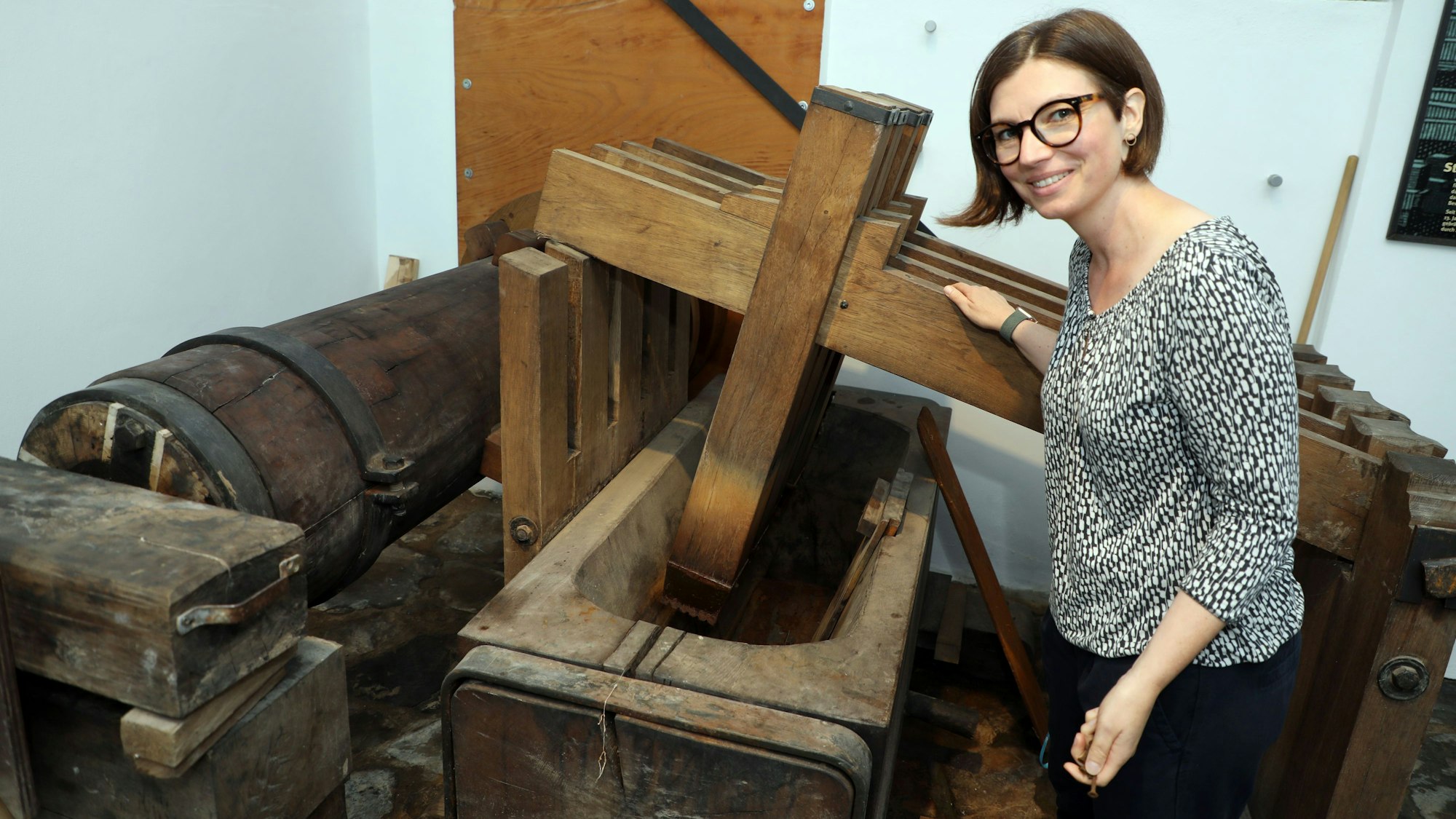 Museumsleiterin Sonja Nanko steht am Trog, in dem Lumpen zerstampft wurden.