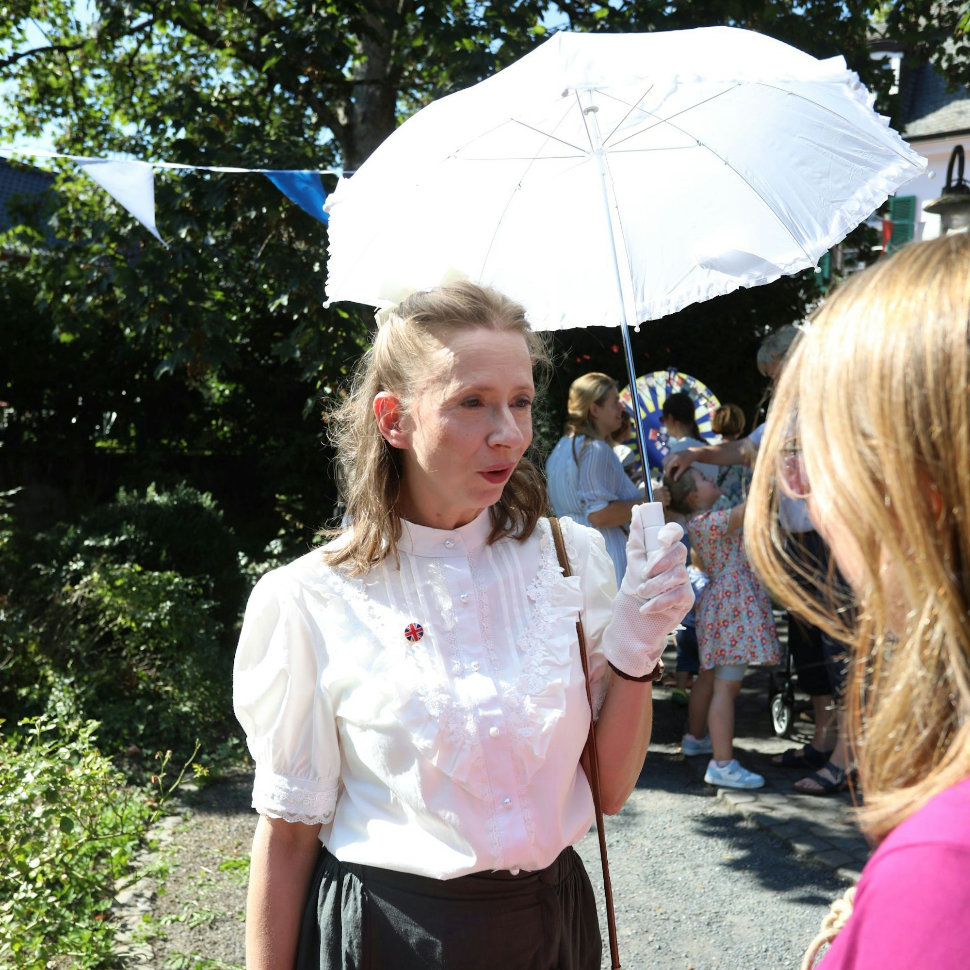 Eine Frau in historischer Kleidung.
