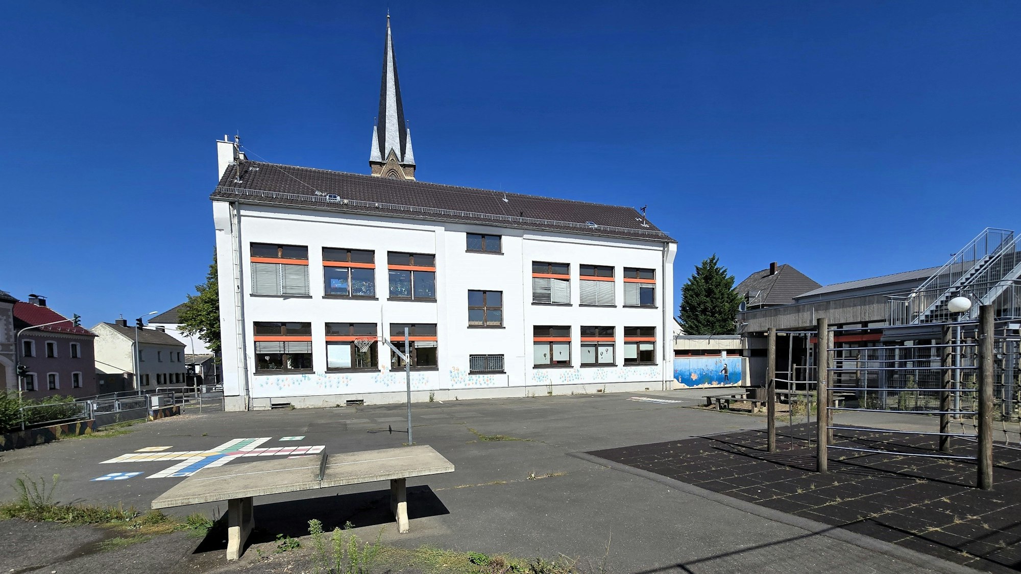 Verlassene ehemalige Schule Am Zehnthof an der Flamersheimer Strasse.
Über die weitere Nutzung bis zum Abriss im Frühjahr nächsten Jahres berät der Hauptausschuss der Gemeinde Mitte September