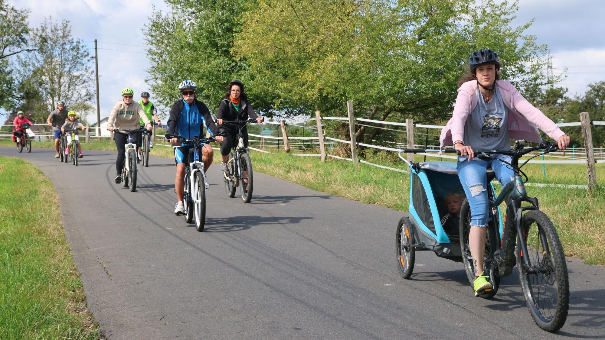 Pedalritter sausen am Autofreier Sonntag über den Weg von Puhl nach Happach.
