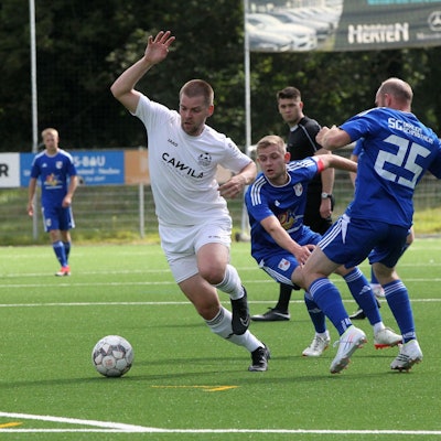 Ein Nierfelder Spieler kann sich gegen zwei Dahlemer Gegenspieler durchsetzen.