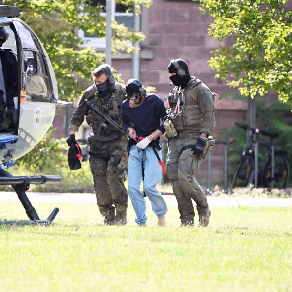 25.08.2024, Baden-Württemberg, Karlsruhe: Der mutmassliche Täter des Messerangriffs von Solingen wird zu einem Hubschrauber gebracht. Zuvor war der Verdächtige dem Ermittlungsrichter beim Bundesgerichtshof (BGH) vorgeführt worden, der Haftbefehl erlassen hat. Foto: Uli Deck/dpa +++ dpa-Bildfunk +++