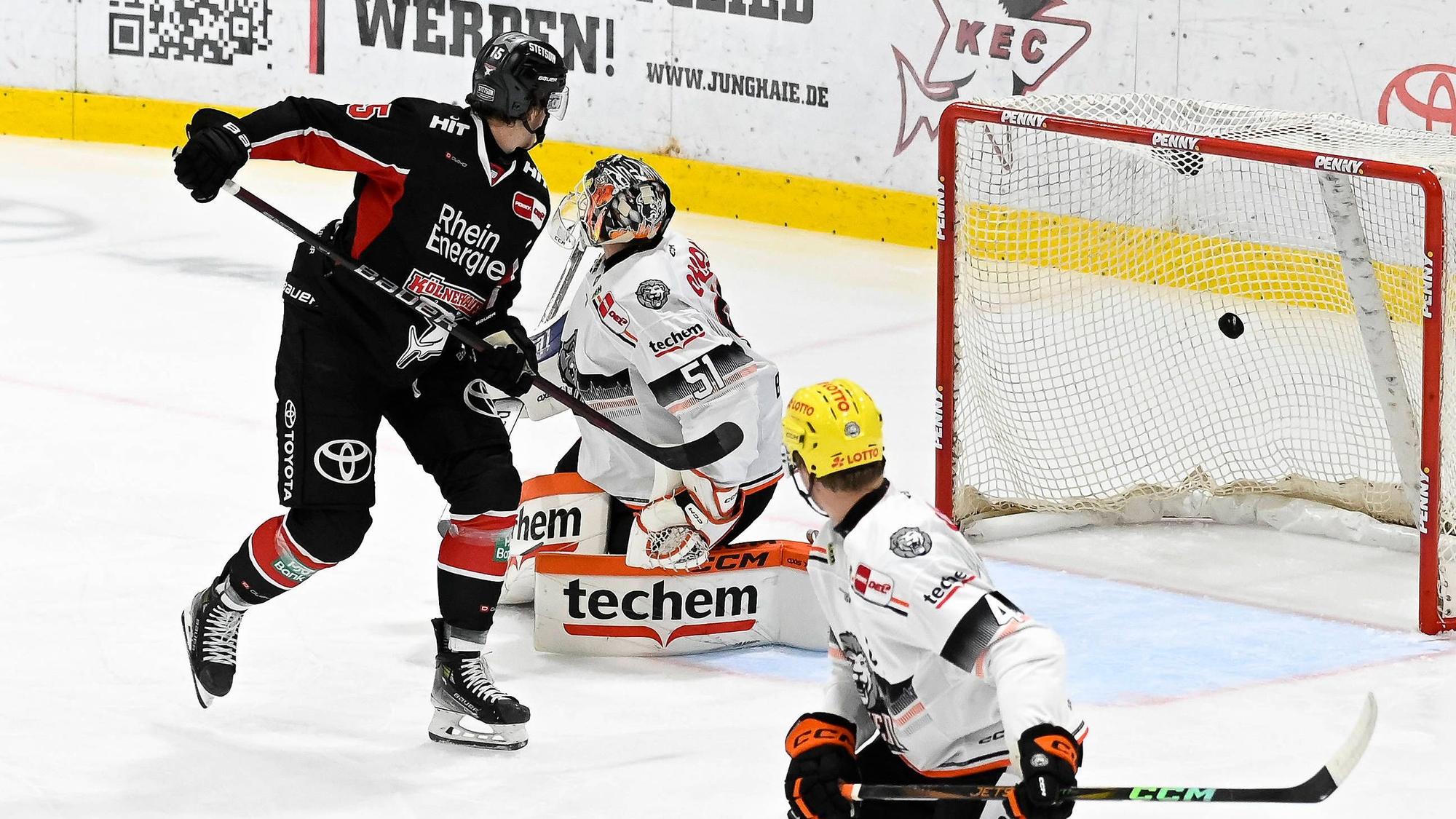Testspiel Kölner Haie vs Löwen Frankfurt im Haie-Zentrum in Köln am 25.8.2024 Kölns Louis-Marc Aubry Nr.15 trifft zum 2:0