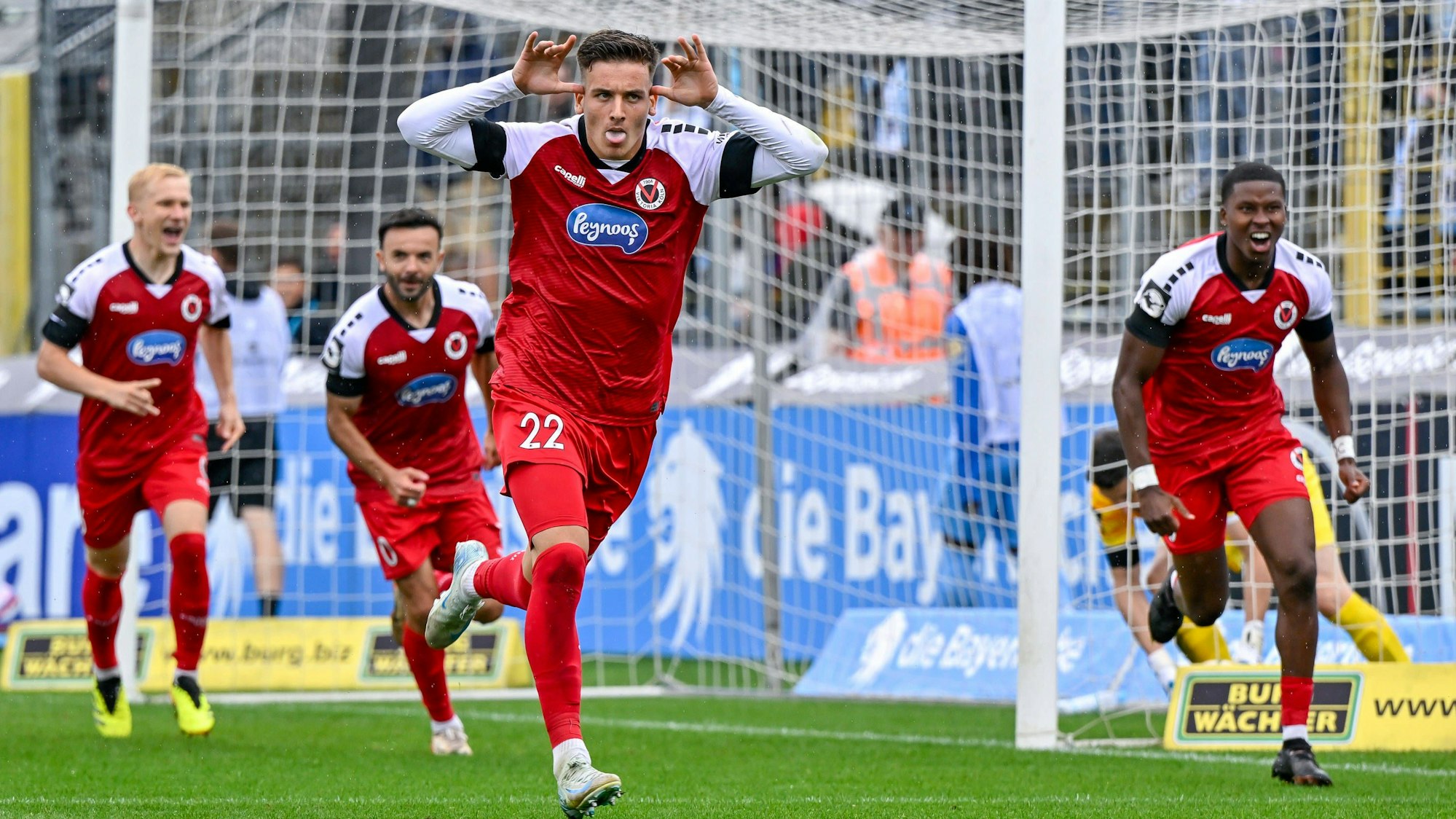 Spieler des FC Viktoria Köln drehen nach dem Tor zum 0:2 durch Said El Mala Viktoria Köln, 22 2.v.re.jubelnd ab, Jubel, Torjubel, Torerfolg, celebrate the goal, goal, celebration, Jubel ueber das Tor, optimistisch, Action, Aktion, 25.08.2024, München Deutschland, Fussball, 3. Liga, TSV 1860 München - FC Viktoria Köln, DFB/DFL REGULATIONS PROHIBIT ANY USE OF PHOTOGRAPHS AS IMAGE SEQUENCES AND/OR QUASI-VIDEO. *** Players of FC Viktoria Köln turn after the goal to 0 2 by Said El Mala Viktoria Köln, 22 2 v re jubilant, jubilation, goal celebration, celebrate the goal, goal, celebration, jubilation about the goal, optimistic, action, action, 25 08 2024, Munich Germany , Football, 3 Liga, TSV 1860 München FC Viktoria Köln, DFB DFL REGULATIONS PROHIBIT ANY USE OF PHOTOGRAPHS AS IMAGE SEQUENCES AND OR QUASI VIDEO xslx