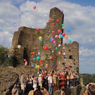 Gemeinde Windeck und der Kreis als Eigentümer feierten das 850-jährige Bestehen der Burg mit einem vielfältigen Fest. Nach Kanonendonner stiegen Luftballons in den Himmel auf.