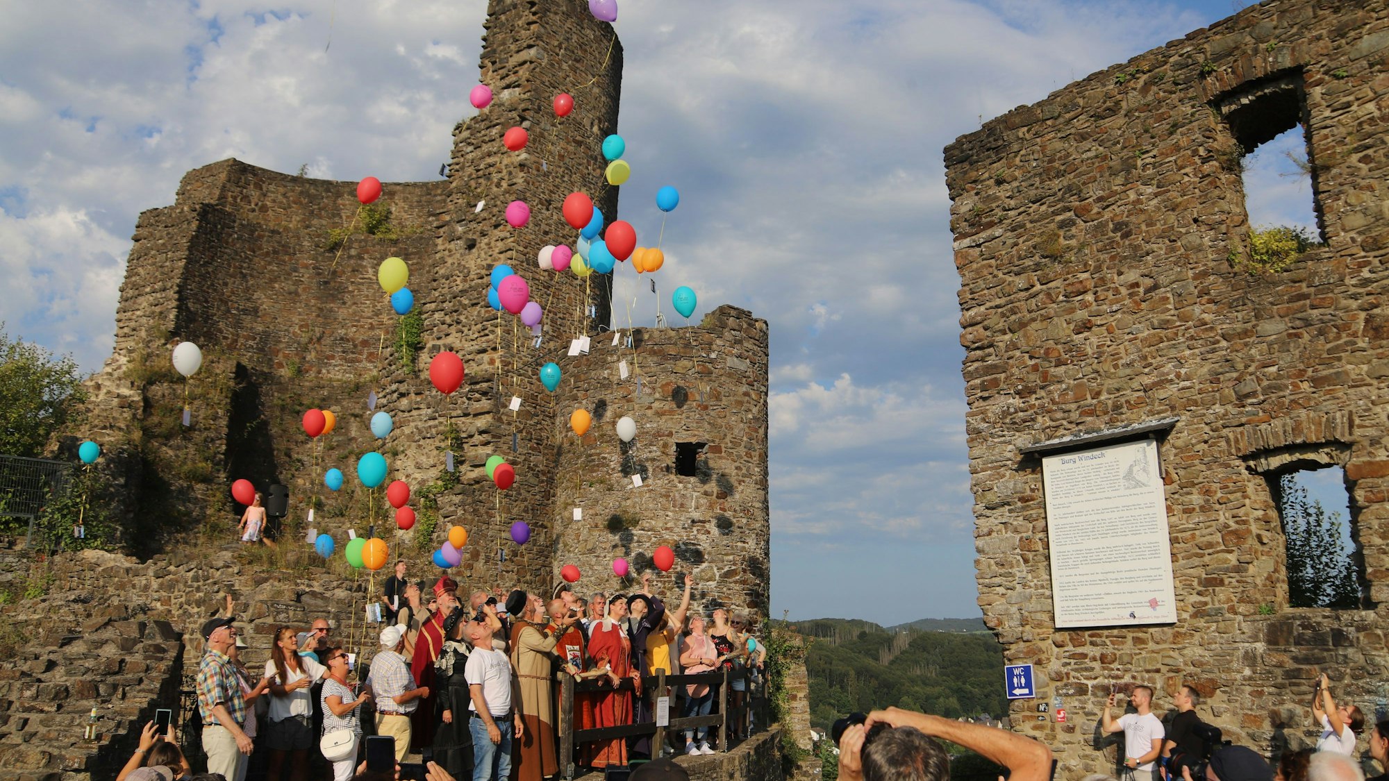 Gemeinde Windeck und der Kreis als Eigentümer feierten das 850-jährige Bestehen der Burg mit einem vielfältigen Fest. Nach Kanonendonner stiegen Luftballons in den Himmel auf.