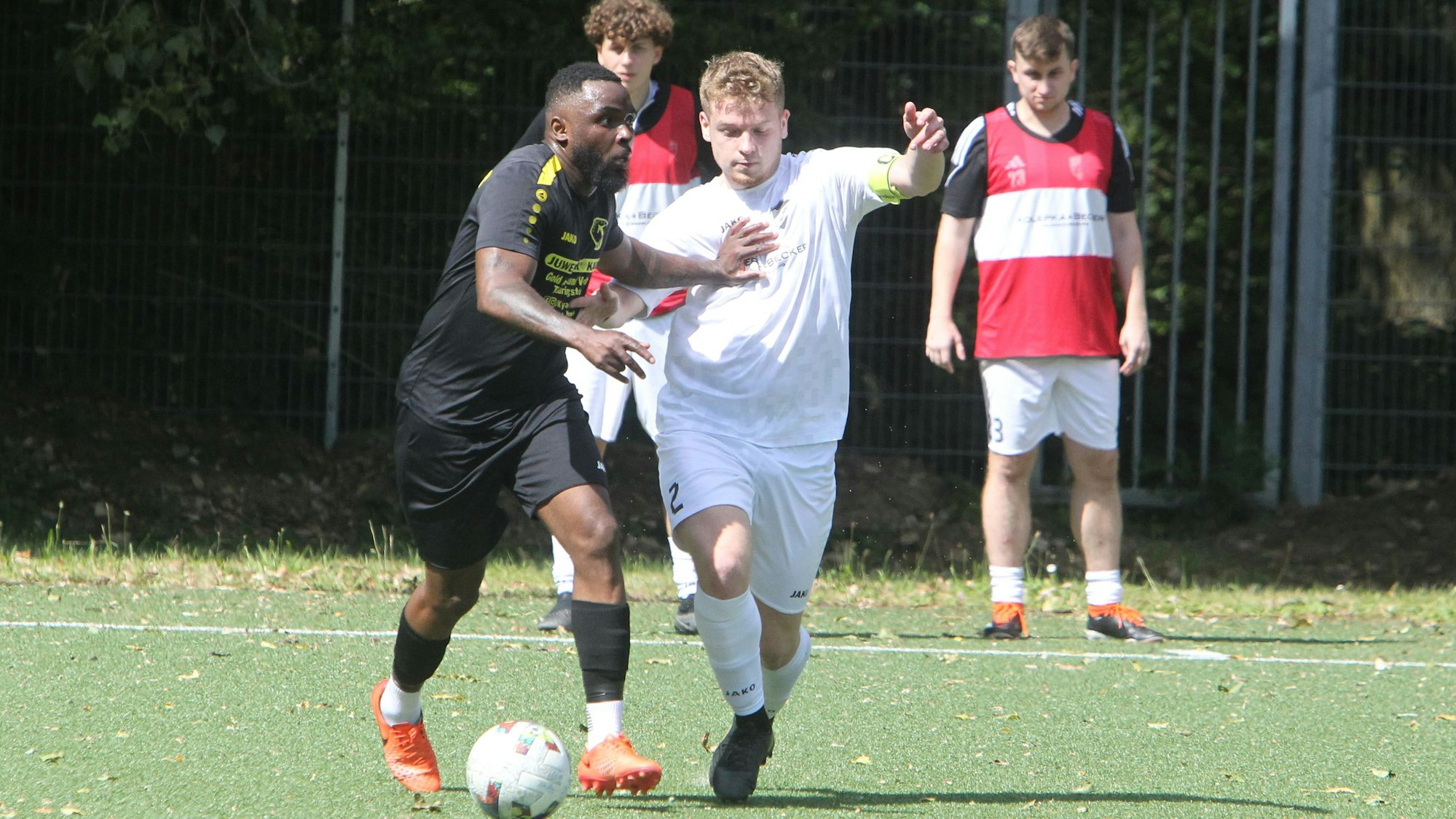 Chris Kiesse Wete (links) im Duell mit Spichs Kapitän Tom Neelen.