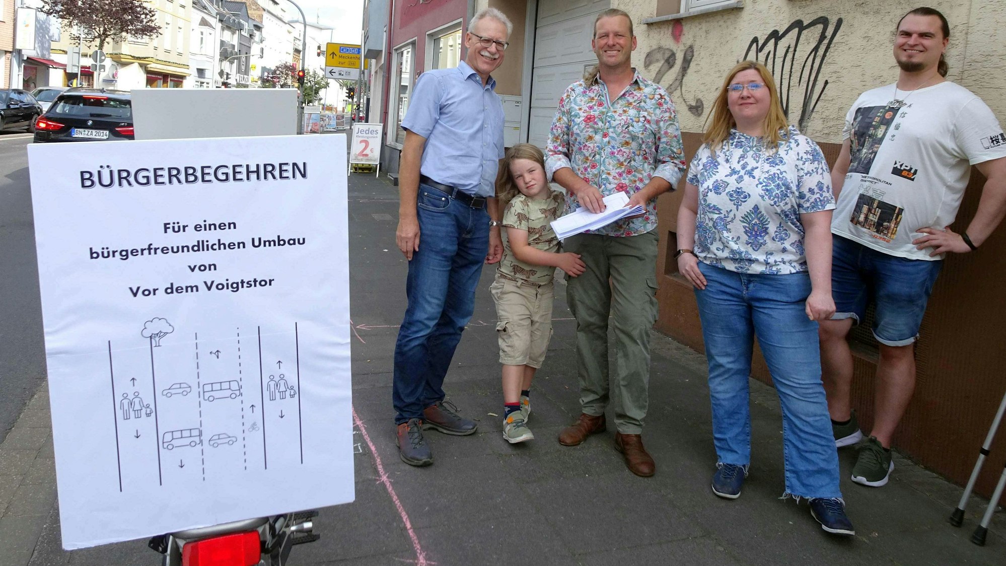Zur Kerngruppe des Bürgerbegehrens gehören unter anderem: (v.l.) SPD-Ratsherr Dr. Georg Wilmers, der Rheinbacher Schreinermeister und Anwohner der Koblenzer Straße Hanns-Georg Mostert mit Sohn Niko Mostert (7 Jahre), Melanie Oermann, Anwohnerin der Straße "Vor dem Voigtstor" und Mathias Hudler.