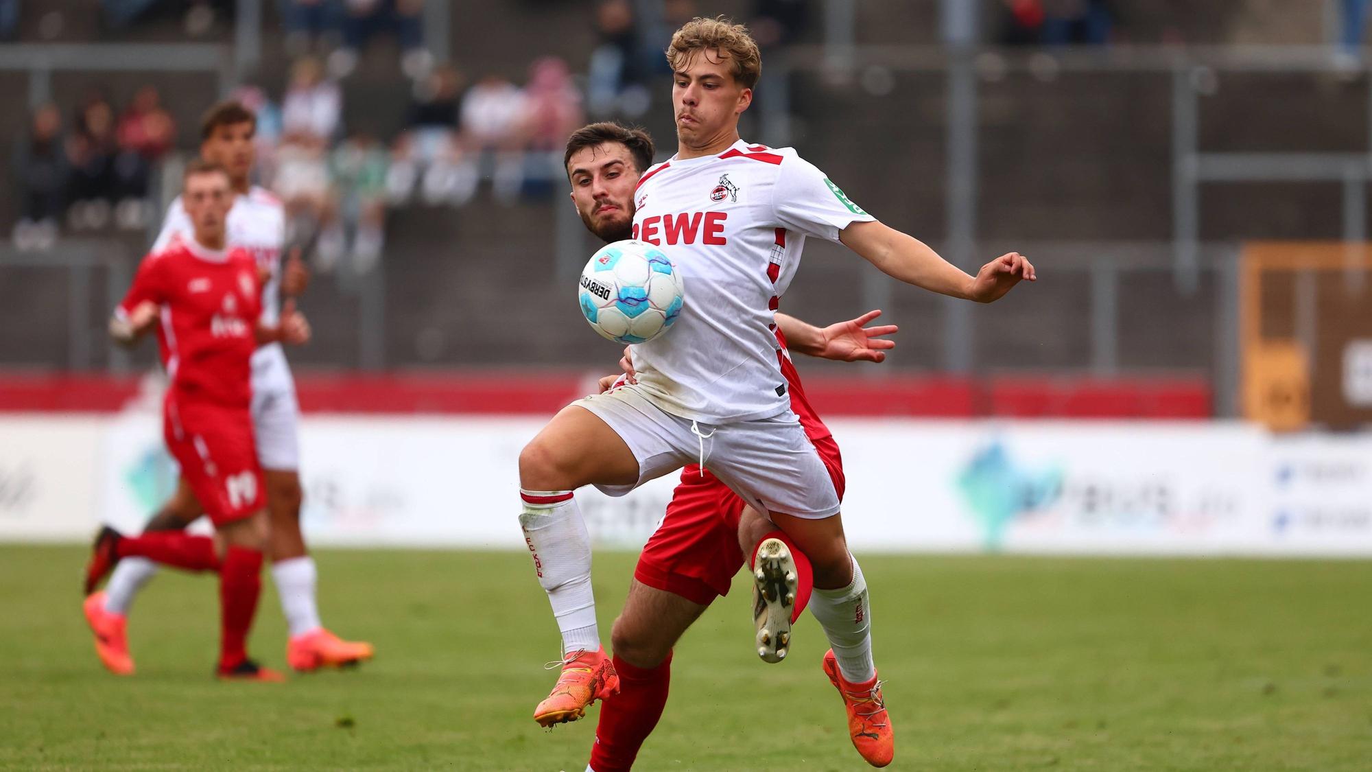 Maurice Danielle Werlein Siegen gegen Meiko Waeschenbach Koeln Sportfreunde Siegen vs 1. FC Koeln, Fussball, Testspiel, 06.07.2024 Sportfreunde Siegen vs 1. FC Koeln, Fussball, Testspiel, 06.07.2024 Siegen *** Maurice Danielle Werlein Siegen vs Meiko Waeschenbach Koeln Sportfreunde Siegen vs 1 FC Koeln, Soccer, Test match, 06 07 2024 Sportfreunde Siegen vs 1 FC Koeln, Soccer, Test match, 06 07 2024 Siegen Copyright: xEibner-Pressefotox EP_RWS