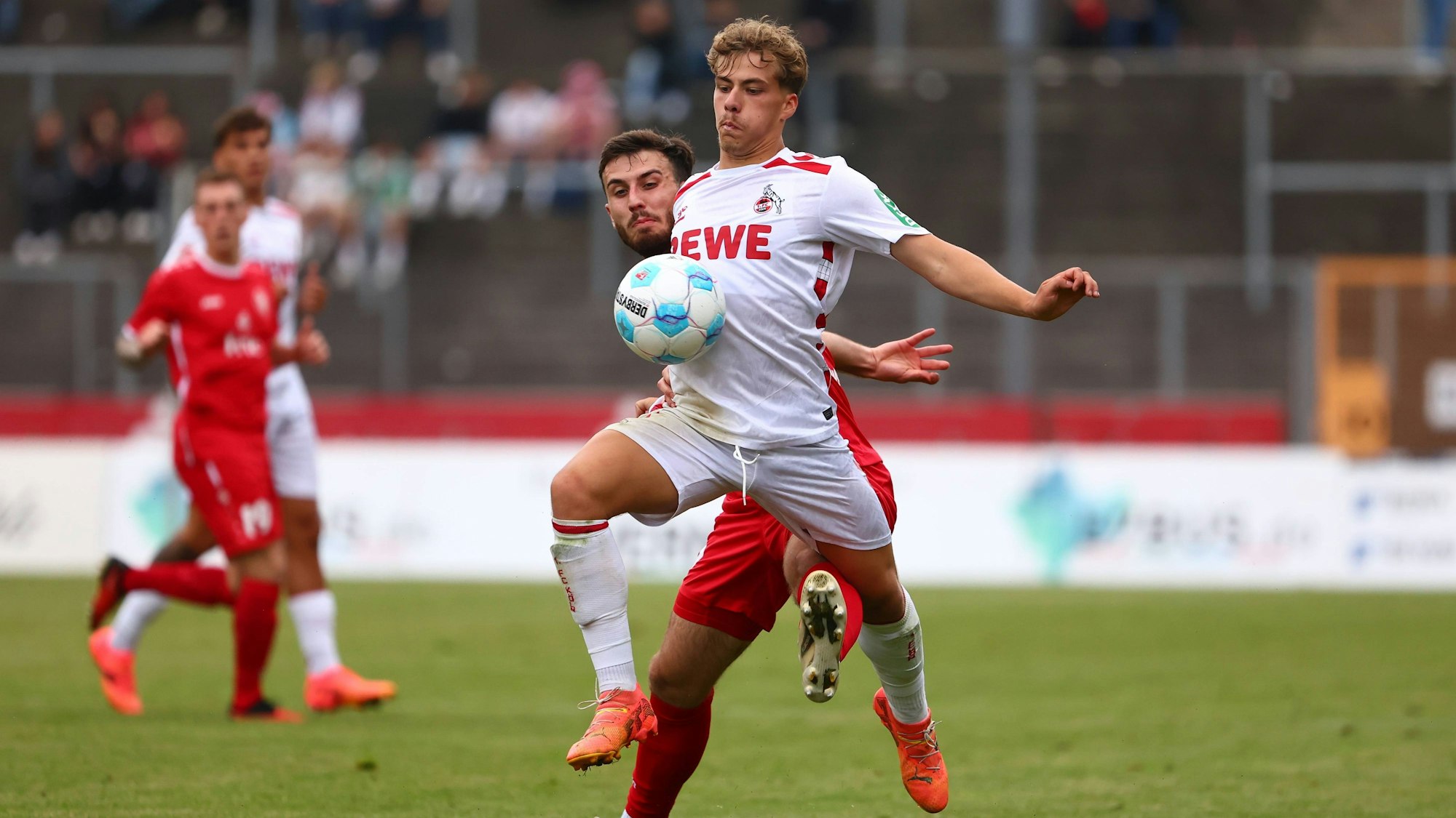 Maurice Danielle Werlein Siegen gegen Meiko Waeschenbach Koeln Sportfreunde Siegen vs 1. FC Koeln, Fussball, Testspiel, 06.07.2024 Sportfreunde Siegen vs 1. FC Koeln, Fussball, Testspiel, 06.07.2024 Siegen *** Maurice Danielle Werlein Siegen vs Meiko Waeschenbach Koeln Sportfreunde Siegen vs 1 FC Koeln, Soccer, Test match, 06 07 2024 Sportfreunde Siegen vs 1 FC Koeln, Soccer, Test match, 06 07 2024 Siegen Copyright: xEibner-Pressefotox EP_RWS