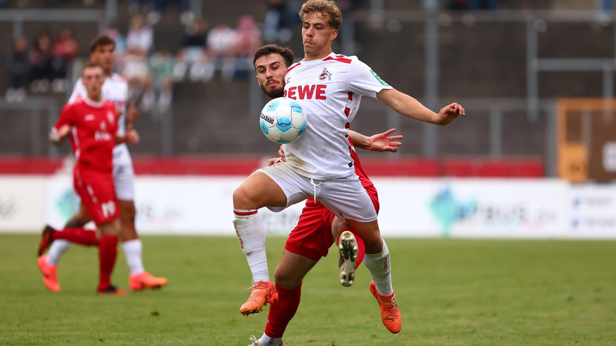 Maurice Danielle Werlein Siegen gegen Meiko Waeschenbach Koeln Sportfreunde Siegen vs 1. FC Koeln, Fussball, Testspiel, 06.07.2024 Sportfreunde Siegen vs 1. FC Koeln, Fussball, Testspiel, 06.07.2024 Siegen *** Maurice Danielle Werlein Siegen vs Meiko Waeschenbach Koeln Sportfreunde Siegen vs 1 FC Koeln, Soccer, Test match, 06 07 2024 Sportfreunde Siegen vs 1 FC Koeln, Soccer, Test match, 06 07 2024 Siegen Copyright: xEibner-Pressefotox EP_RWS