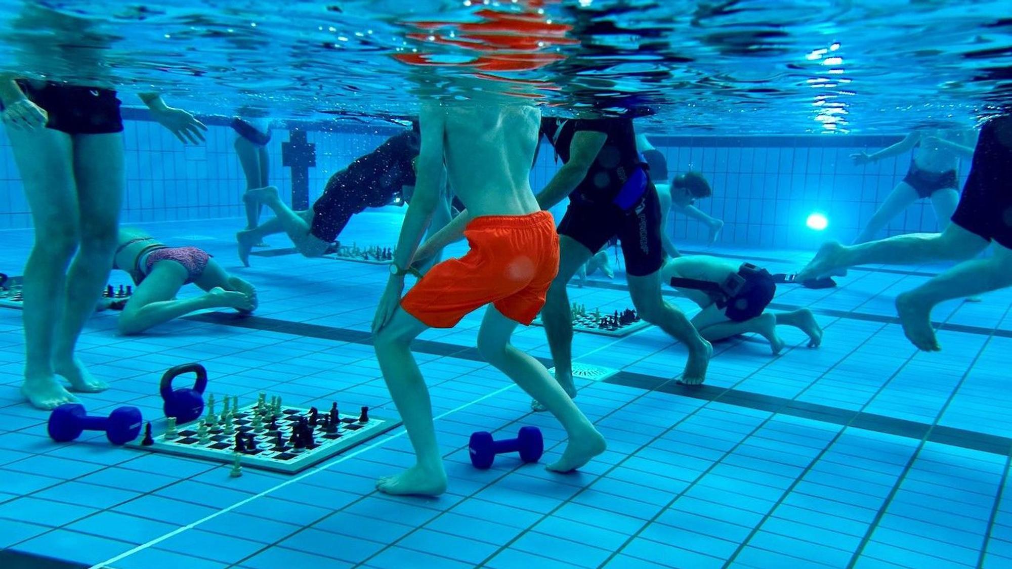 Auf dem Boden des Aggua-Schwimmbads in Troisdorf liegen Schachbretter für die Unterwasserschach-Meisterschaft.