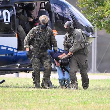 25.08.2024, Baden-Württemberg, Karlsruhe: Der mutmassliche Täter des Messerangriffs von Solingen wird von einem Hubschrauber zu einer Wagenkolonne geführt. Diese bringt ihn zum Ermittlungsrichter des Bundesgerichtshof (BGH), der über einen Haftbefehl entscheiden wird. Foto: Uli Deck/dpa +++ dpa-Bildfunk +++