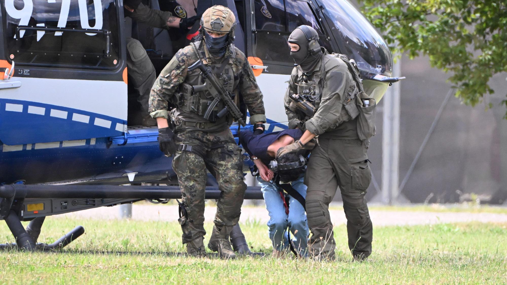 25.08.2024, Baden-Württemberg, Karlsruhe: Der mutmassliche Täter des Messerangriffs von Solingen wird von einem Hubschrauber zu einer Wagenkolonne geführt. Diese bringt ihn zum Ermittlungsrichter des Bundesgerichtshof (BGH), der über einen Haftbefehl entscheiden wird. Foto: Uli Deck/dpa +++ dpa-Bildfunk +++