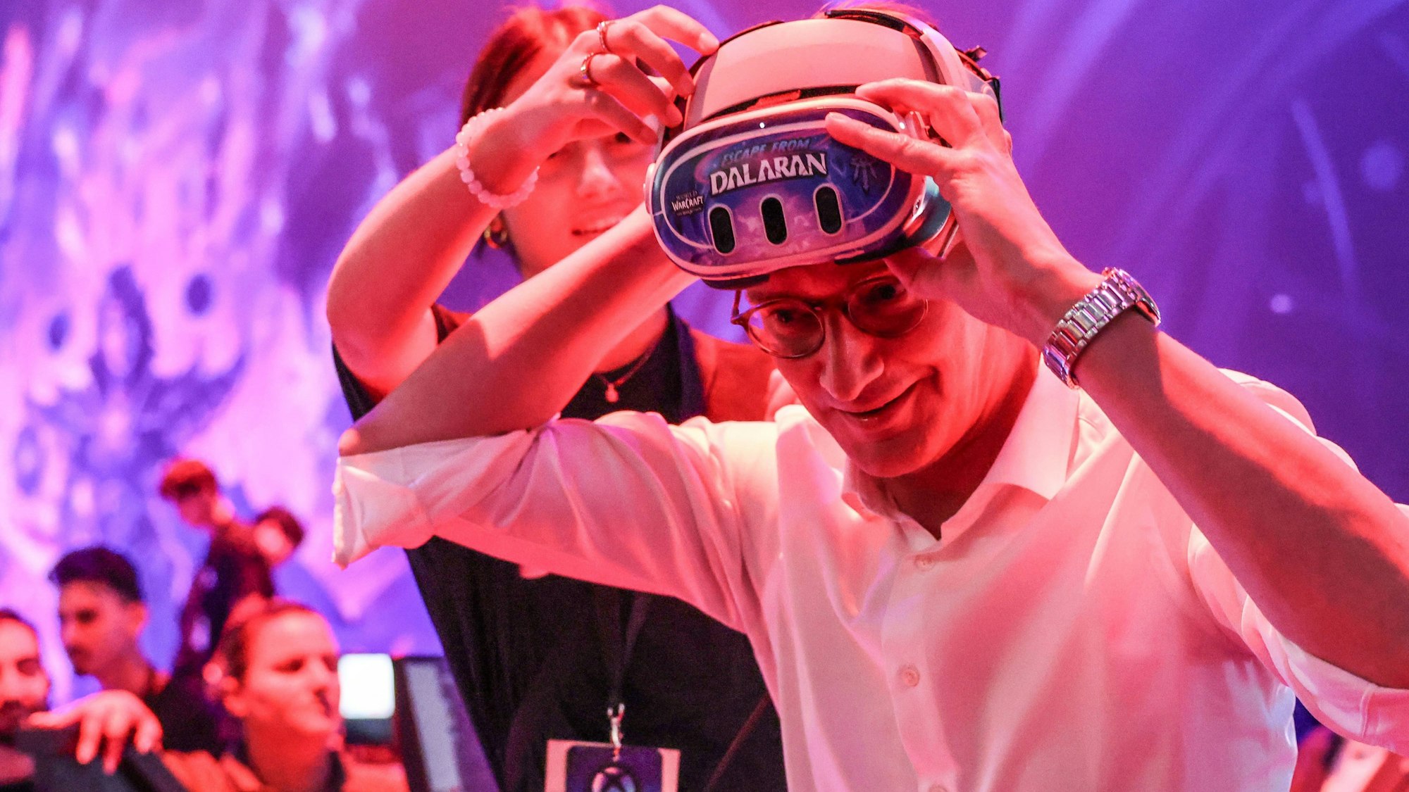 21.08.2024, Nordrhein-Westfalen, Köln: Hendrik Wüst (CDU), Ministerpräsident von Nordrhein-Westfalen, testet das Computerspiel Escape from Dalaran. Die Computer- und Videospielmesse Gamescom vom 21.-25.08.2024 in Köln statt. Foto: Oliver Berg/dpa +++ dpa-Bildfunk +++