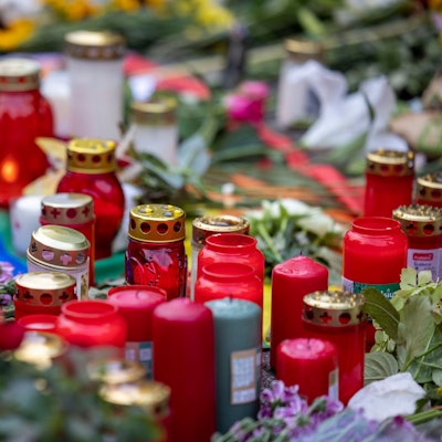 25.08.2024, Nordrhein-Westfalen, Solingen: Nach der Messerattacke auf dem Solinger Stadtfest haben Menschen in der Nähe des Tatortes Blumen und Kerzen niedergelegt. Bei einer Attacke auf der 650-Jahr-Feier der Stadt Solingen hat es Todesopfer und Verletzte gegeben. Foto: Thomas Banneyer/dpa +++ dpa-Bildfunk +++