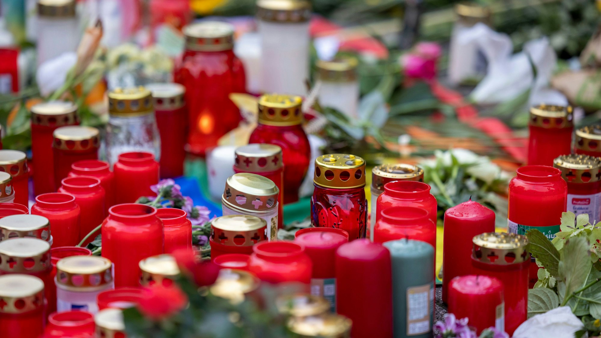 25.08.2024, Nordrhein-Westfalen, Solingen: Nach der Messerattacke auf dem Solinger Stadtfest haben Menschen in der Nähe des Tatortes Blumen und Kerzen niedergelegt. Bei einer Attacke auf der 650-Jahr-Feier der Stadt Solingen hat es Todesopfer und Verletzte gegeben. Foto: Thomas Banneyer/dpa +++ dpa-Bildfunk +++