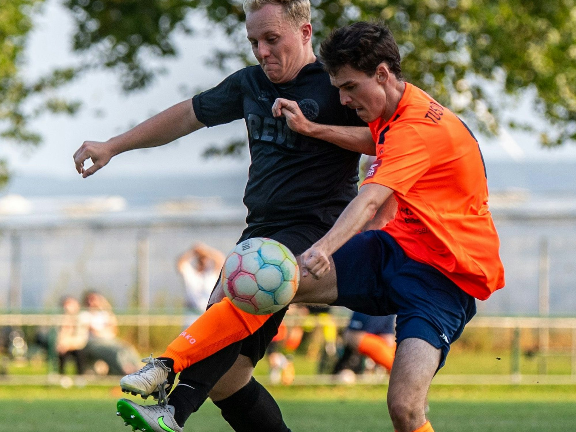 Zwei Fußballspieler im Zweikampf um den Ball.