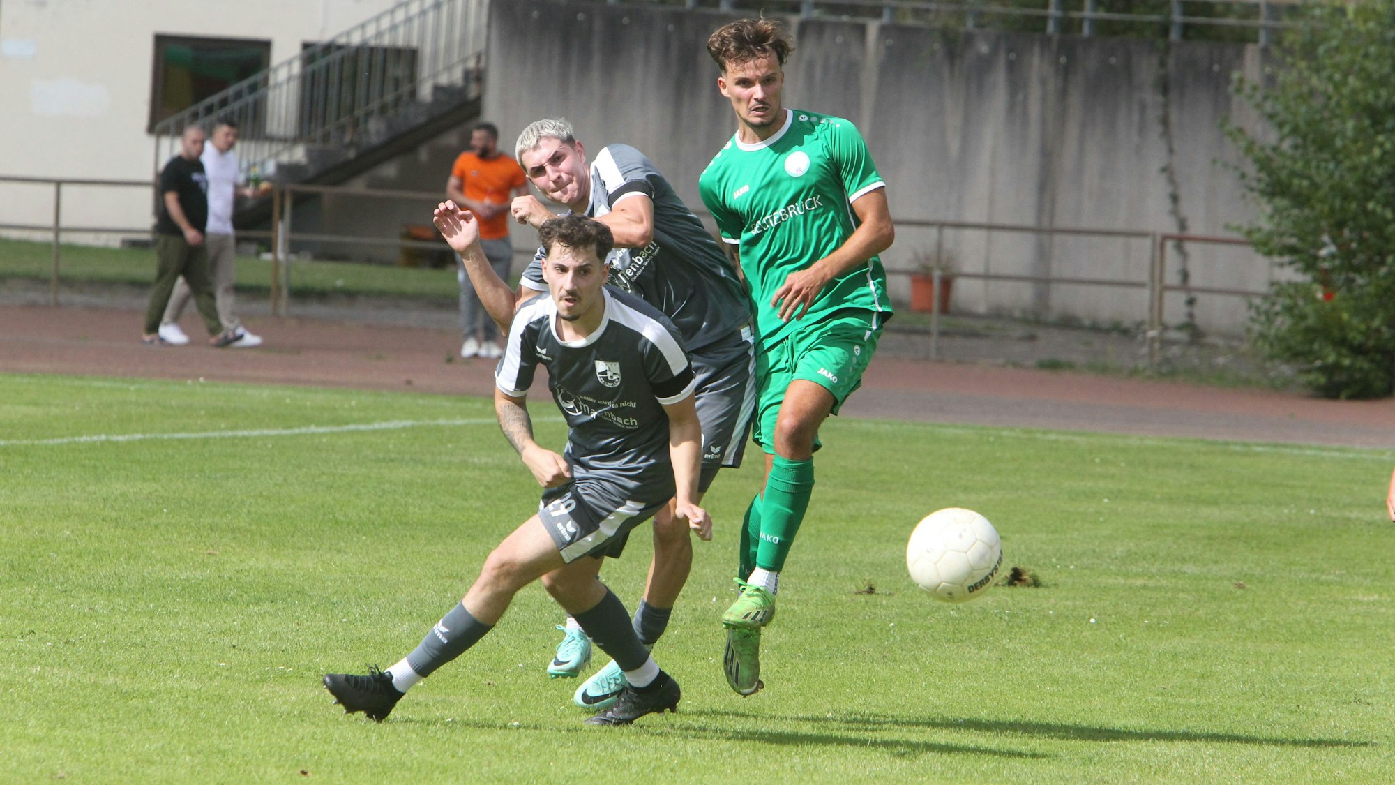 Alle Augen auf den Ball (von links): Die Oberpleiser Justin Kürten, Gian Luca Blazic und der Honnefer Eladan Islamovic.