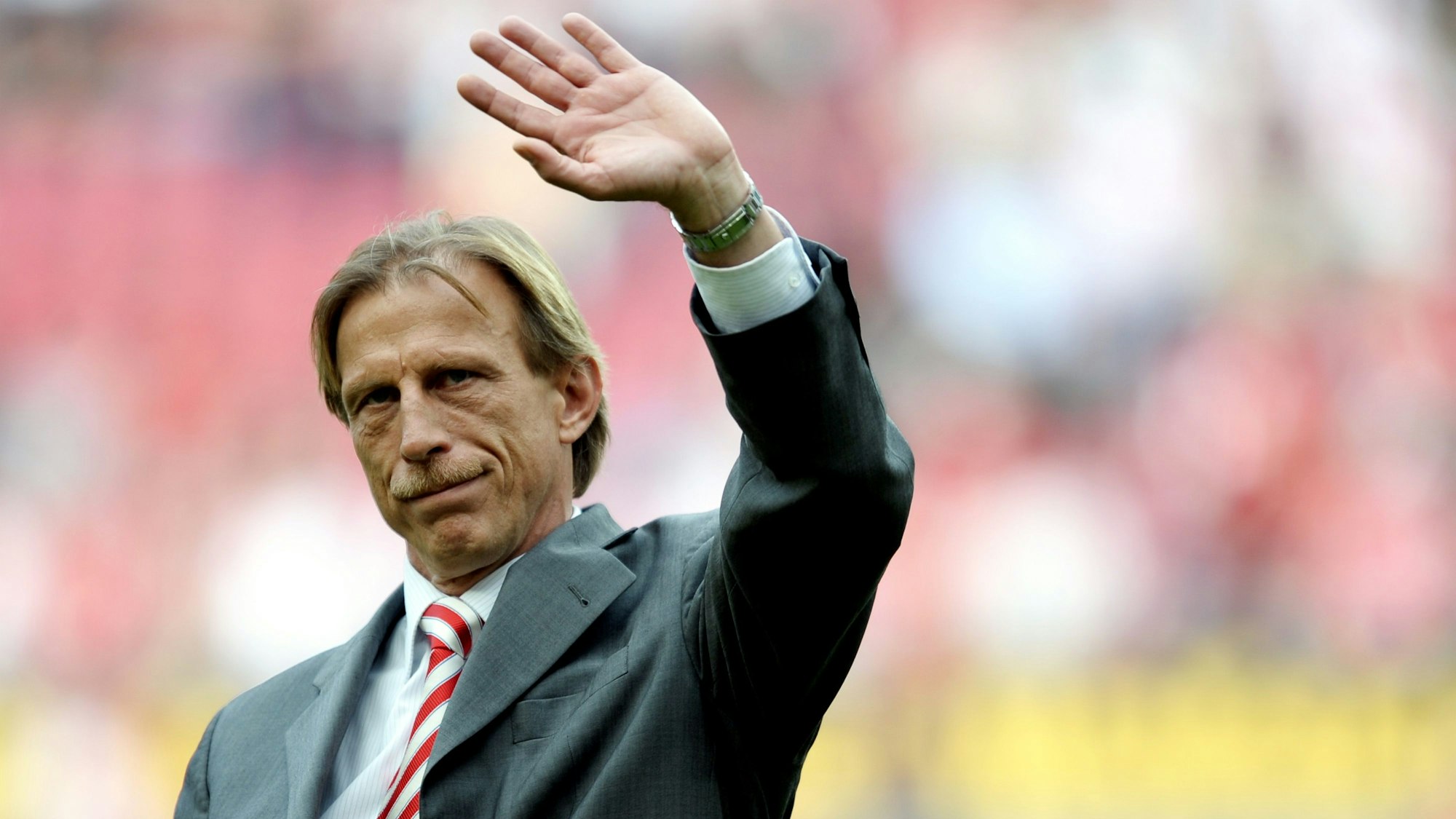 Kölns ehemaliger Trainer Christoph Daum winkt den Fans zu.