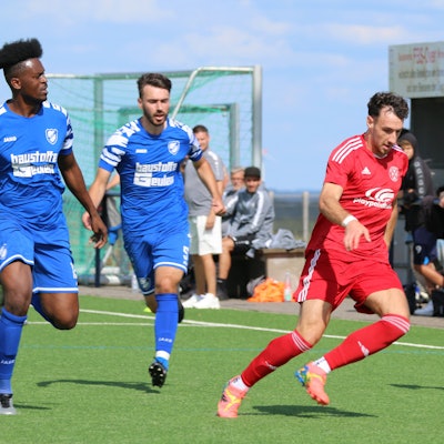 Zülpichs Luca Ohrem hat den Ball im Blick. Drei Gegenspieler verfolgen ihn.