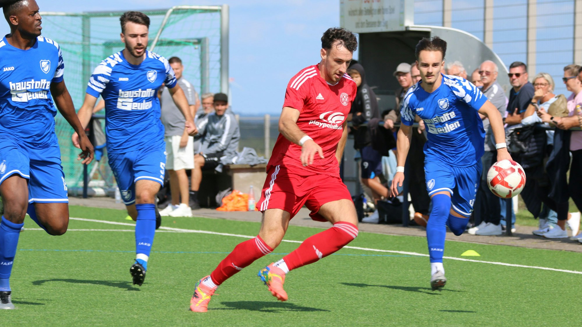 Zülpichs Luca Ohrem hat den Ball im Blick. Drei Gegenspieler verfolgen ihn.