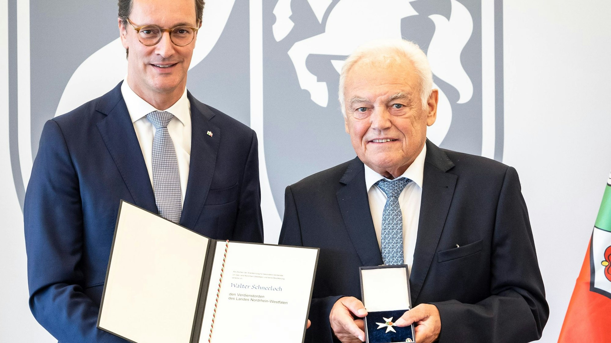Bundesverdienstkreuz für Walter Schneeloch (rechts), von Ministerpräsident Hendrik Wüst überreicht