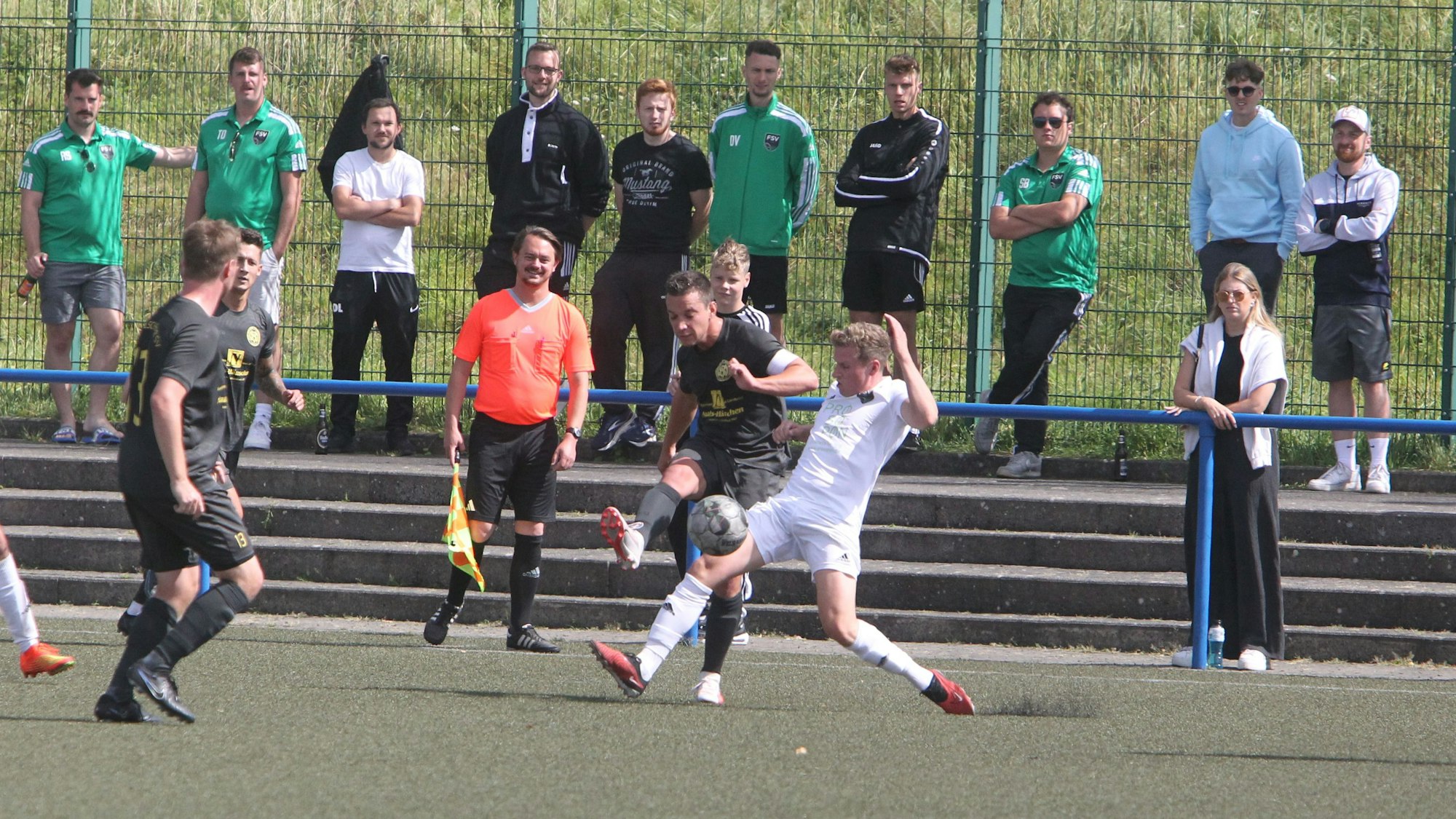 WSV-Akteur Juri Landgraf (links) im Duell mit FSV-Spieler gegen Pascal Jungbluth.