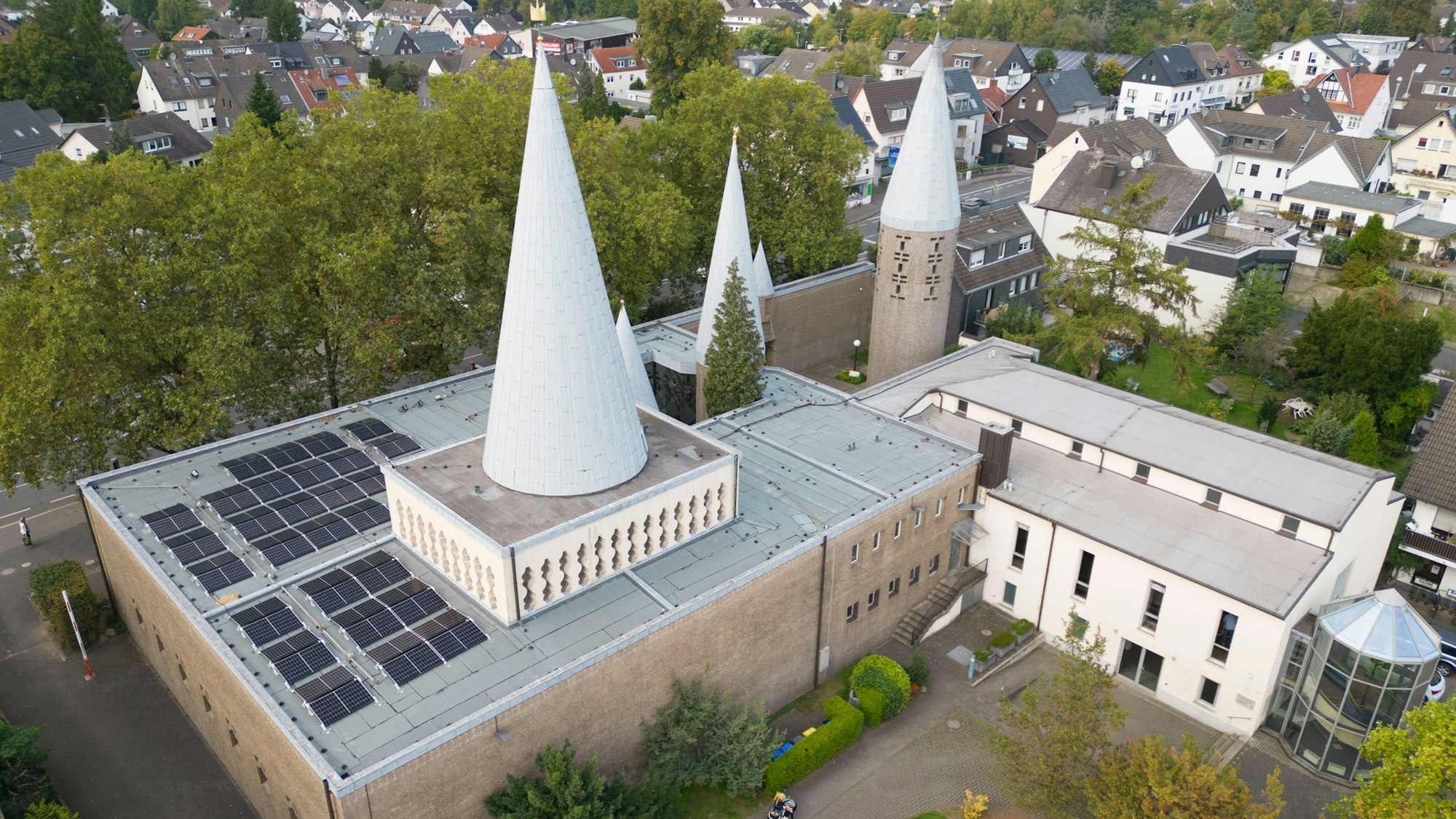 Eine Solaranlage auf einem Kirchendach.