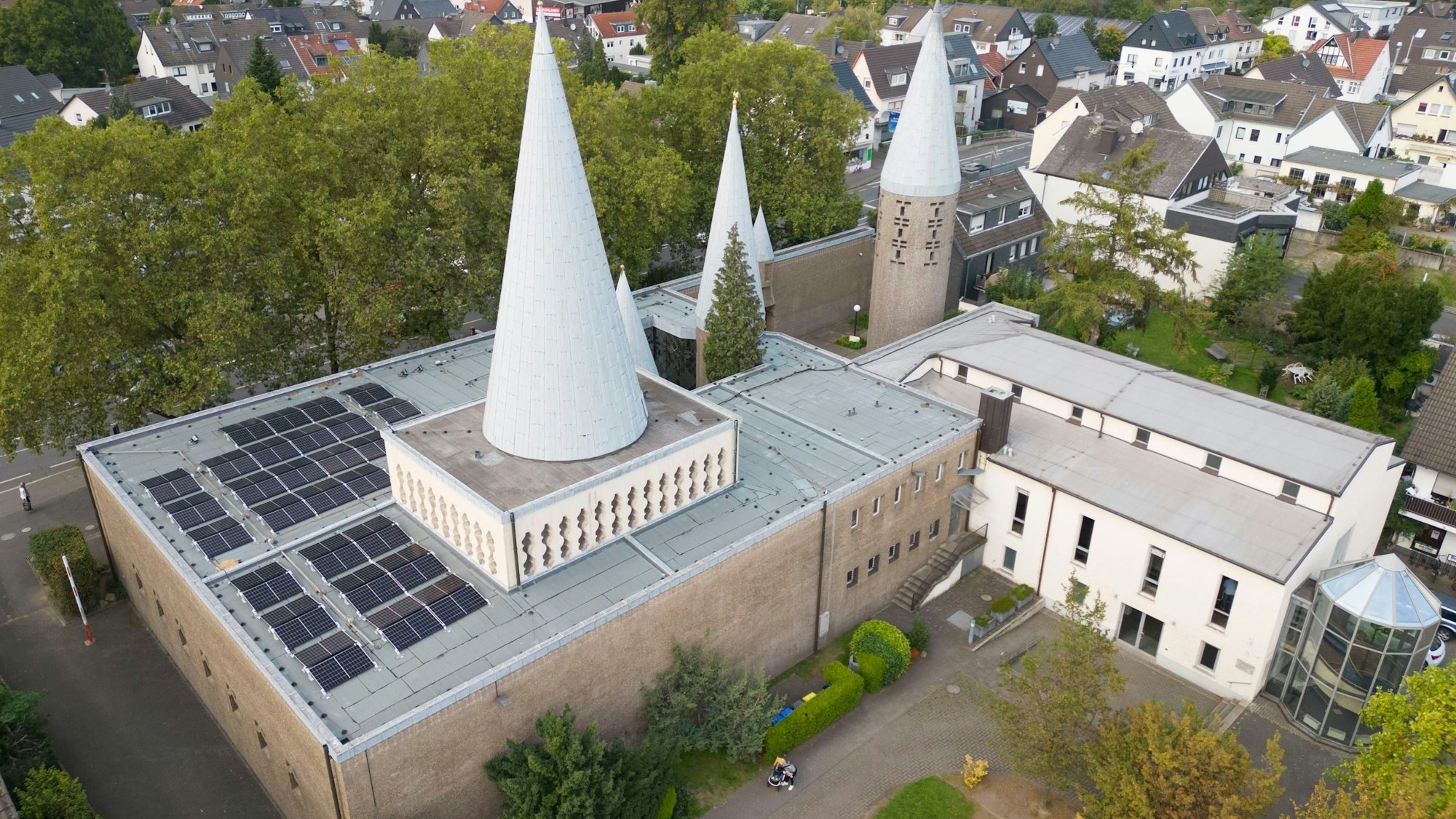 Das Foto zeigt die Solaranlage der Herz-Jesu-Kirche in Schildgen