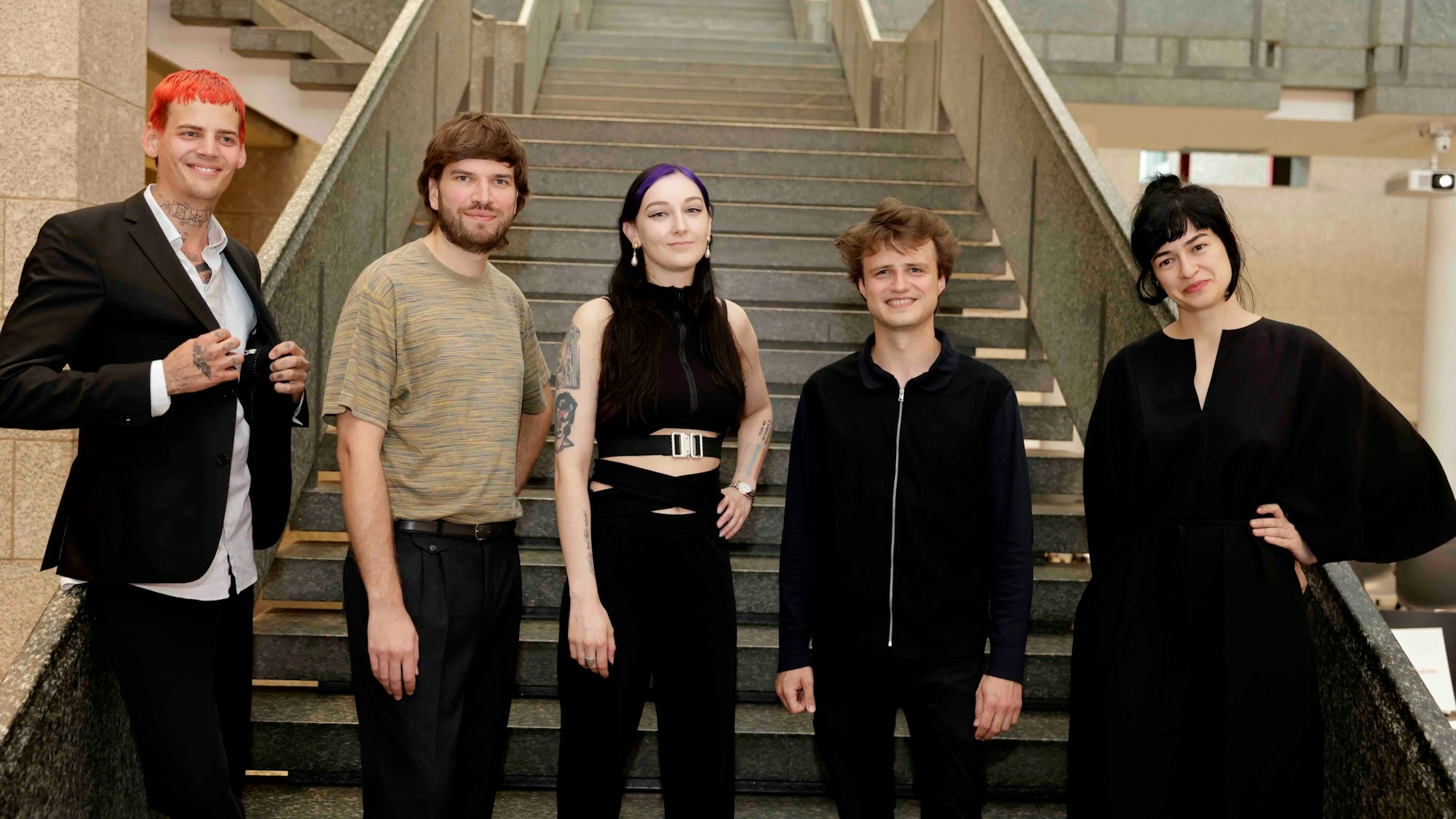 Bürgermeister Dr. Ralph Elster übergibt die Förderstipendien an die diesjährige Preisträger*innen v.l.:
- Leif Berger (Horst und Gretl Will-Stipendium für Jazz/Improvisierte Musik)
- Danila Lipatov (Chargesheimer-Stipendium für Medienkunst)
- Mirjam Kay "Mkay" Mashkour (Rolf-Dieter-Brinkmann-Stipendium für Literatur)
- Nicolas Kuhn (Bernd-Alois-Zimmermann-Stipendium für Musik)
- Cristiana Negoescu (Friedrich-Vordemberge-Stipendium für Bildende Kunst)
am 23. August 2024
im Historischen Rathaus der Stadt Köln, Rathausplatz 1, 50667 Köln