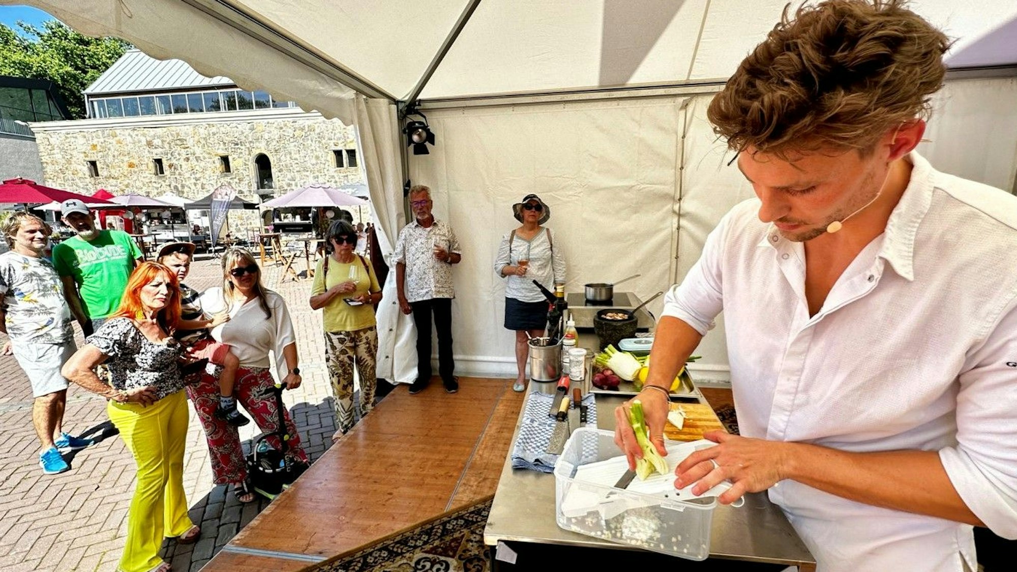 Im Pavillon auf dem Vorplatz von Burg Wissem zeigt Gerald Kortmanns seine „Live Cooking Show“.