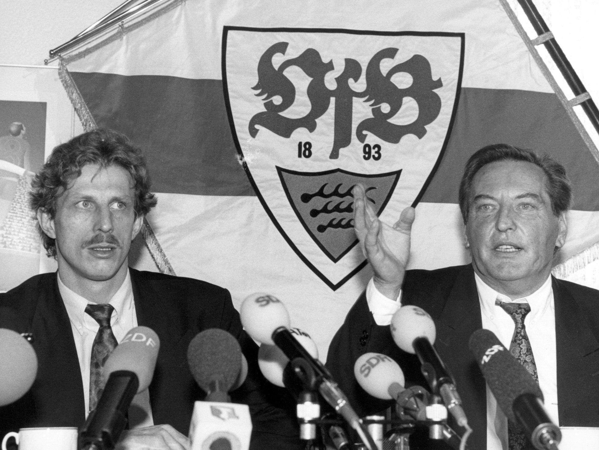 Gerhard Mayer-Vorfelder (r), Präsident des VfB Stuttgart, stellt Christoph Daum als neuen Trainer vor.