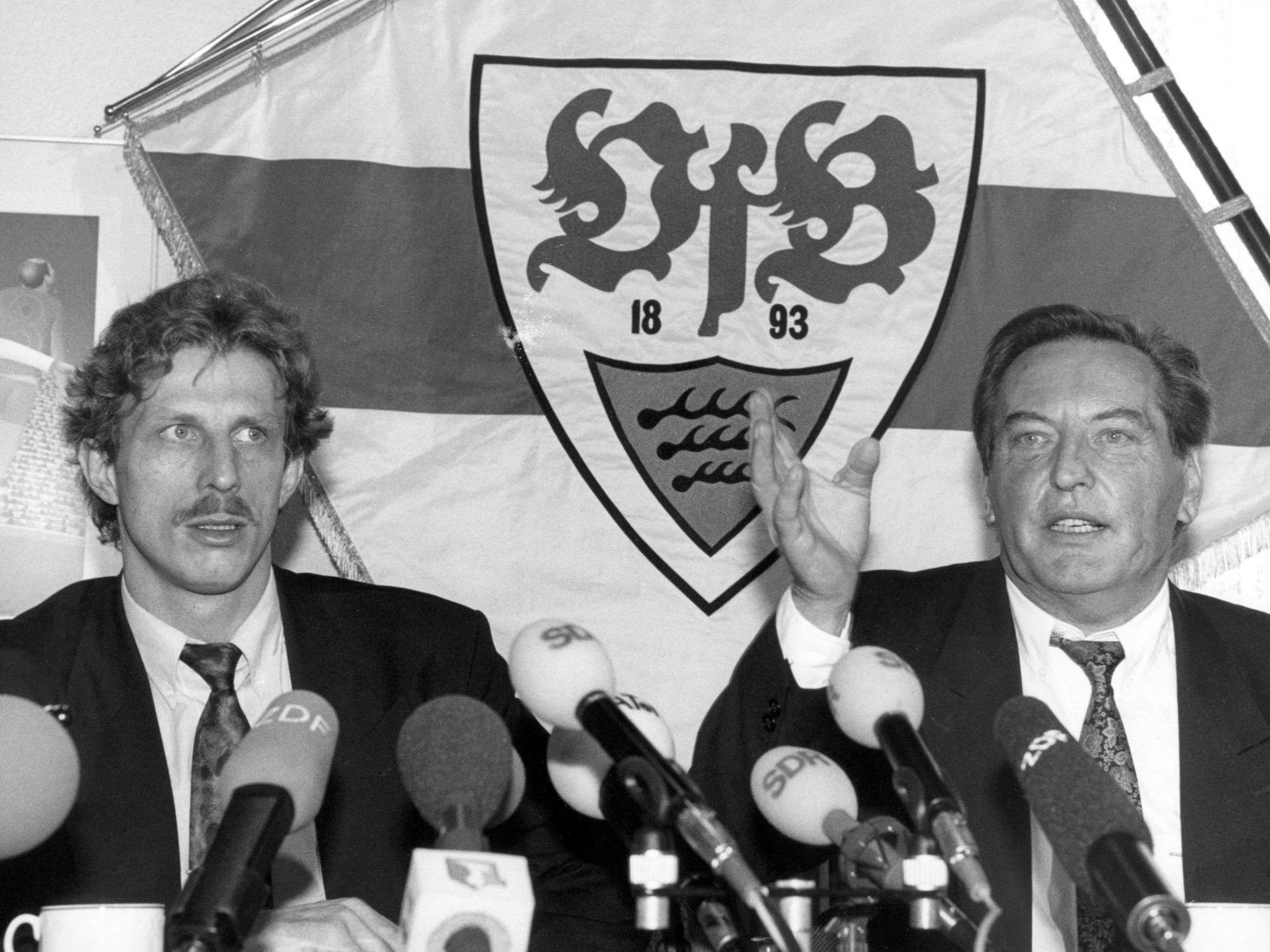 Gerhard Mayer-Vorfelder (r), Präsident des VfB Stuttgart, stellt Christoph Daum als neuen Trainer vor.
