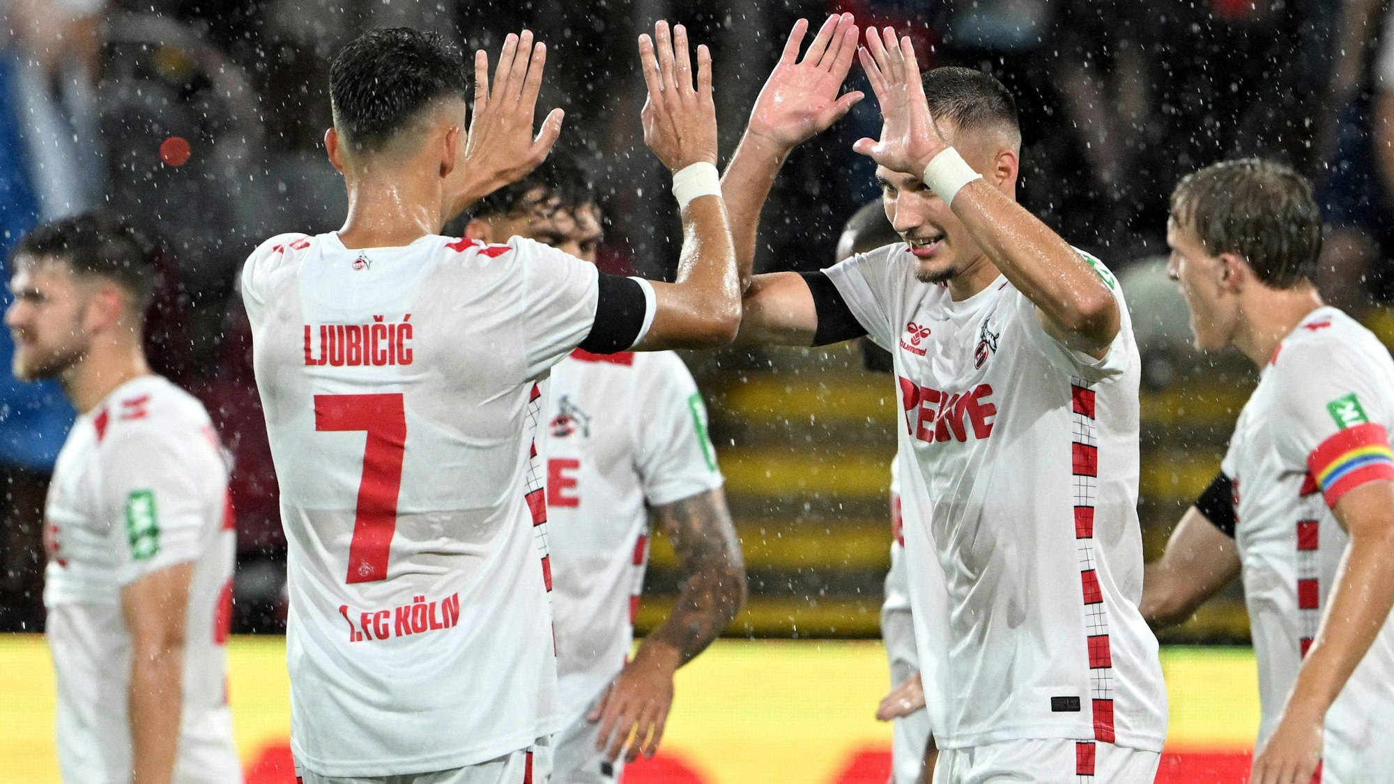 Kölns Tim Lemperle und Dejan Ljubicic bejubeln das Tor zum 3:0 gegen Karlsruhe.