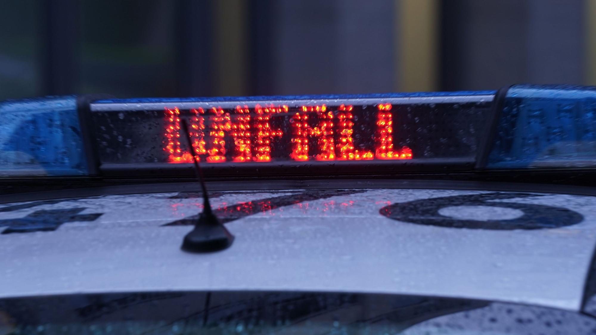 Der Schriftzug "Unfall" ist neben dem Blaulicht auf dem Dach eines Polizeiautos zu lesen.