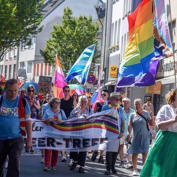 Zu sehen ist ein bunter Demonstrationszug.