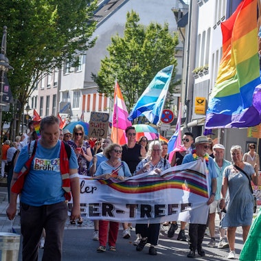 Zu sehen ist ein bunter Demonstrationszug.