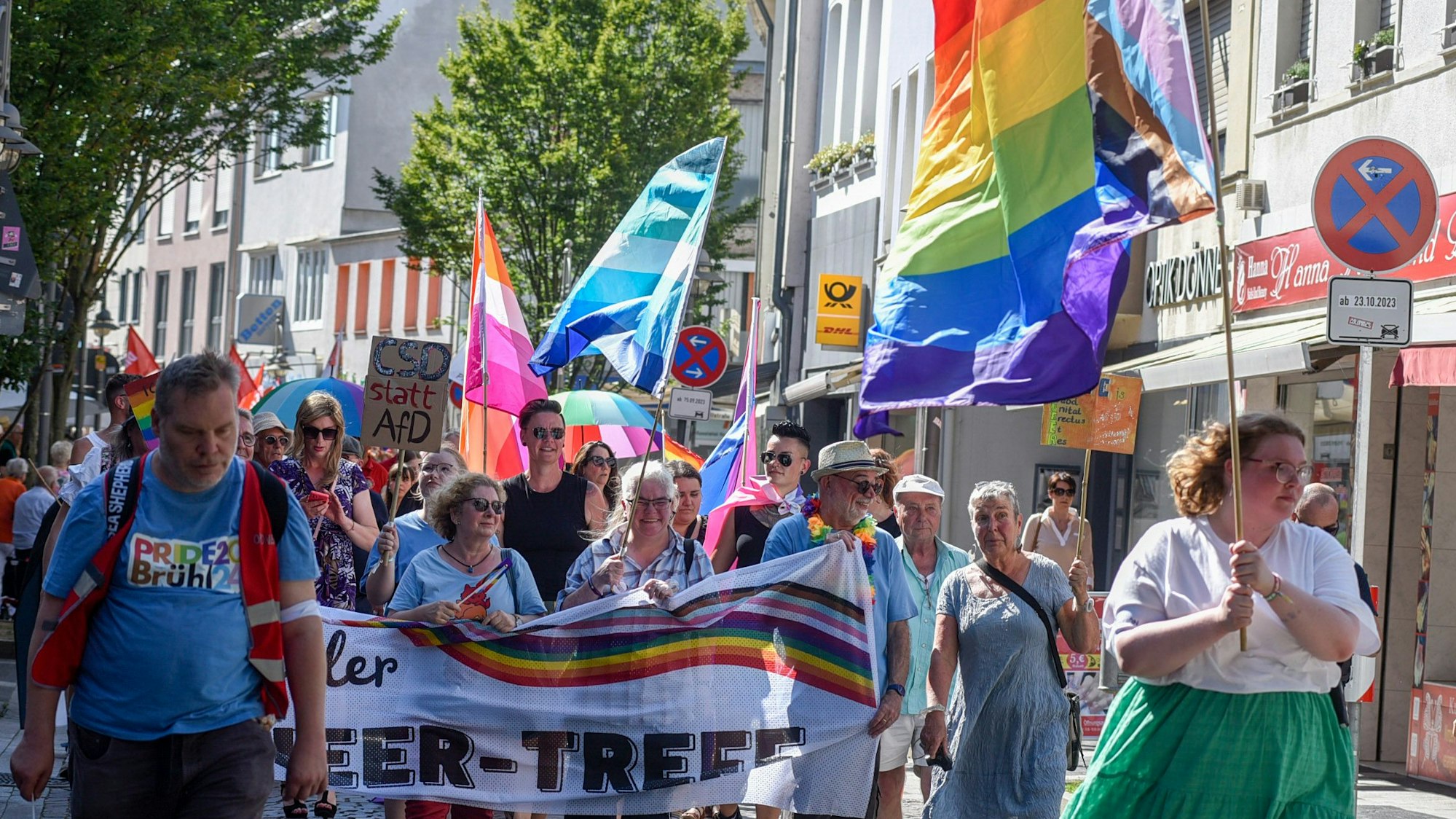 Zu sehen ist ein bunter Demonstrationszug.