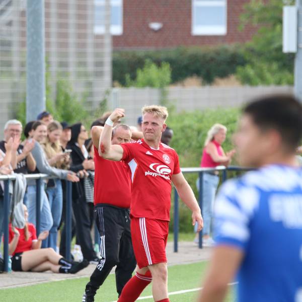 Marco Weinhold zeigt eine Jubelpose.