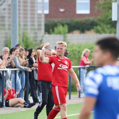 Marco Weinhold zeigt eine Jubelpose.