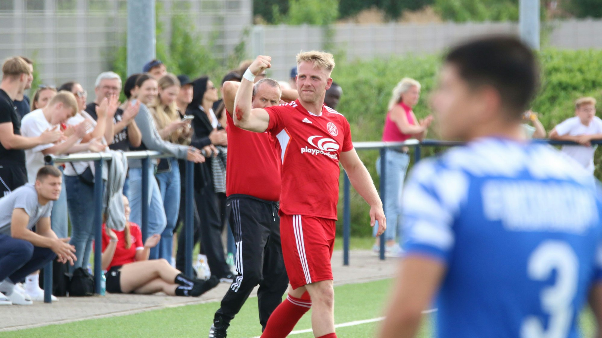 Marco Weinhold jubelt mit erhobener Faust.