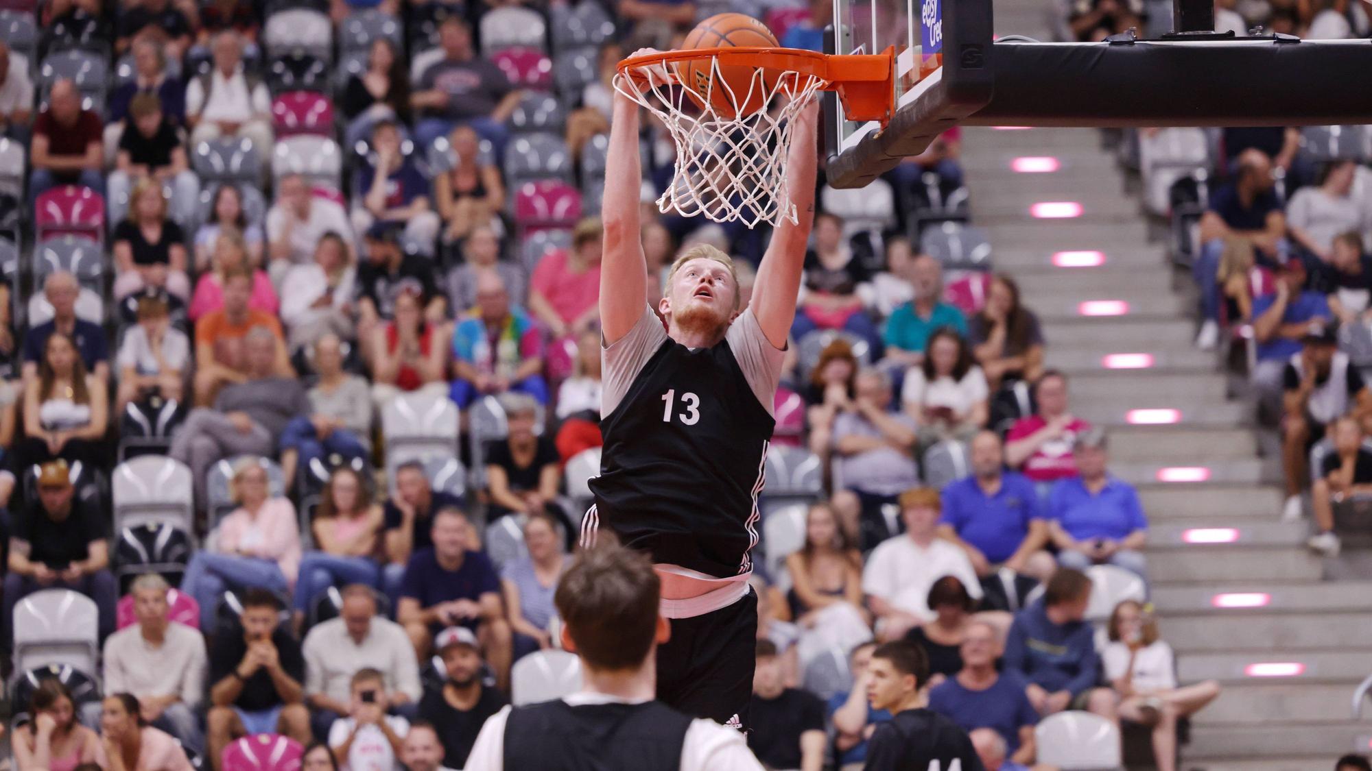 Bodie Hume kommt hier völlig frei zum Dunking. Der Baskets-Neuzugang steuerte gegen Heidelberg aber auch zwei Dreier bei.