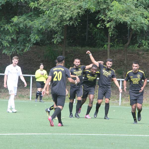 Castello De Sousa Barroso (Mitte) hat soeben das 2:0 für Umutspor Troisdorf erzielt.