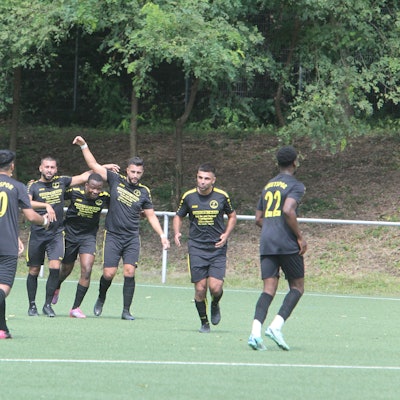 Castello De Sousa Barroso (Mitte) hat soeben das 2:0 für Umutspor Troisdorf erzielt.