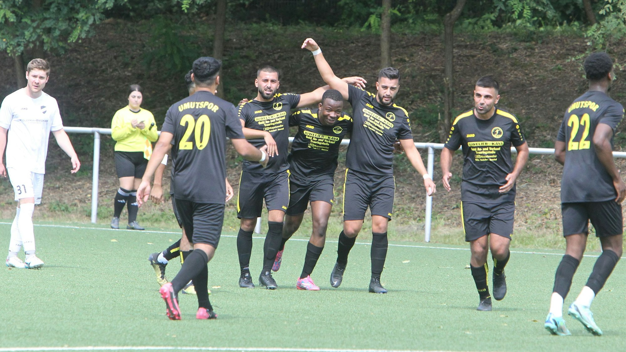 Castello De Sousa Barroso (Mitte) hat soeben das 2:0 für Umutspor Troisdorf erzielt.